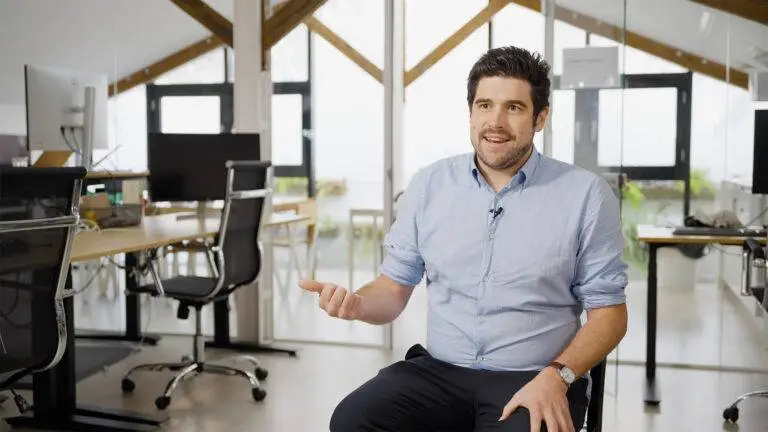 Vídeo de la entrevista en Barcelona de Evan en su despacho