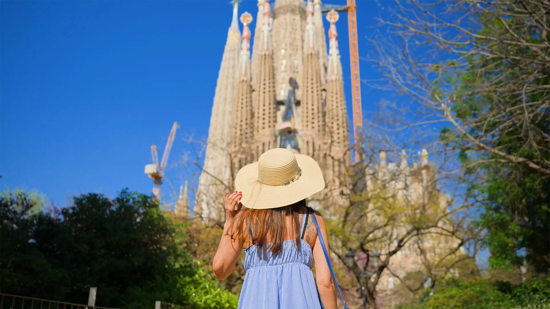 touriste devant la sagrada familia pour une vidéo d'hôtel