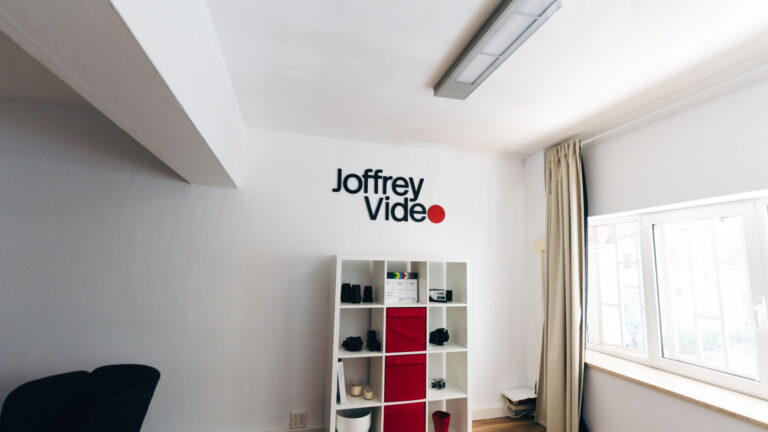 Mein selbstgebautes Videografen-Logo aus Holz in meinem Studio